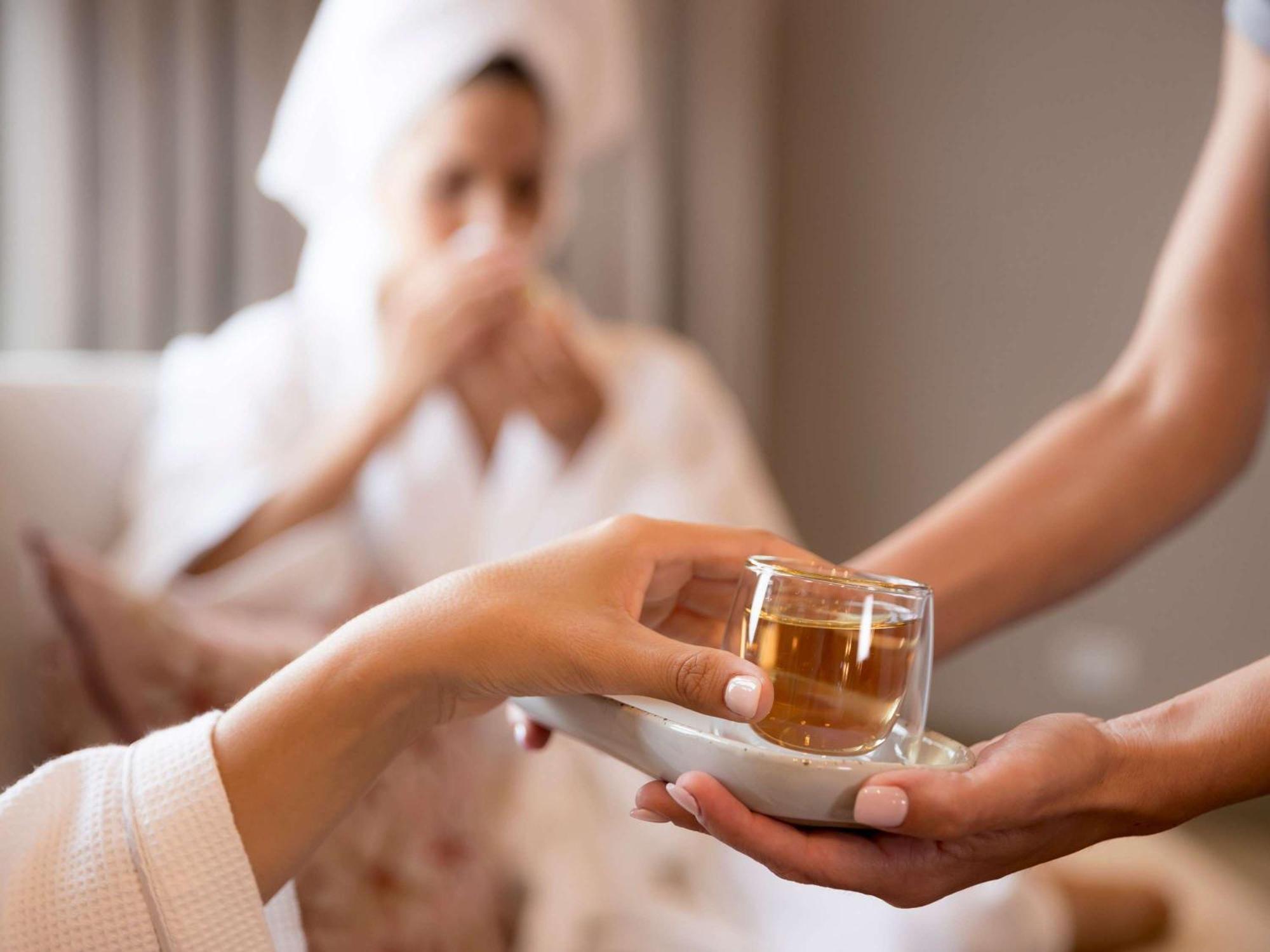 The William Inglis Mgallery Warwick Farm Buitenkant foto A spa attendant serving a guest